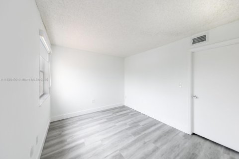 Copropriété à louer à Miami, Floride: 2 chambres, 79.8 m2 № 1936255 - photo 5