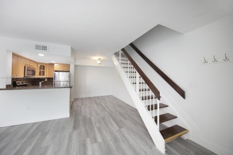 Copropriété à louer à Miami, Floride: 2 chambres, 79.8 m2 № 1936255 - photo 1