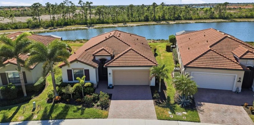 House in Venice, Florida 4 bedrooms, 189.06 sq.m. № 2152109