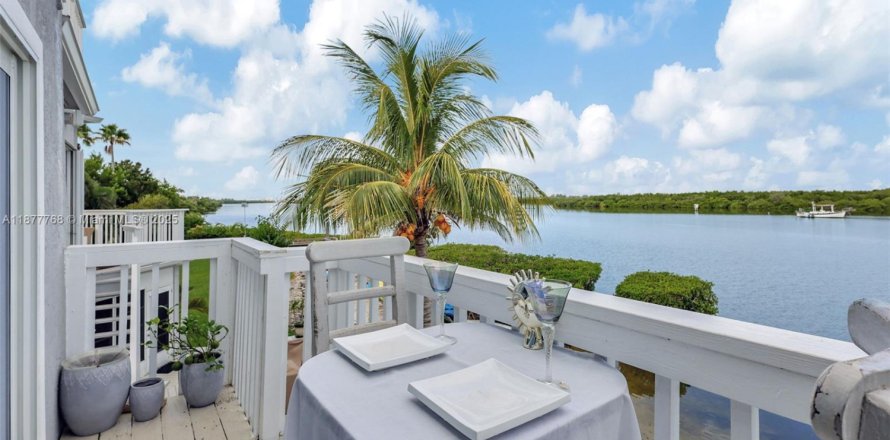 Townhouse in Hutchinson Island South, Florida 2 bedrooms, 157.47 sq.m. № 1921094