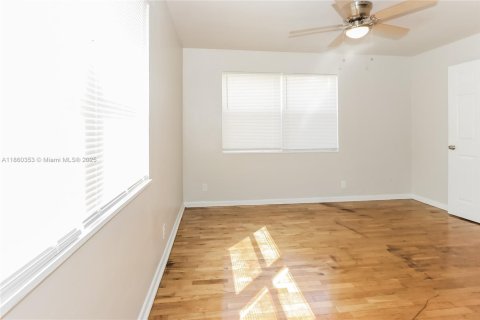 House in Lake Worth, Florida 2 bedrooms, 103.68 sq.m. № 1887698 - photo 8