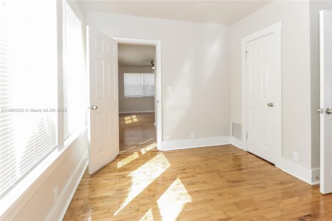 House in Lake Worth, Florida 2 bedrooms, 103.68 sq.m. № 1887698 - photo 11