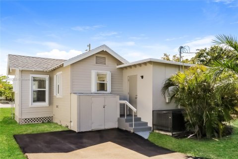 House in Lake Worth, Florida 2 bedrooms, 103.68 sq.m. № 1887698 - photo 15
