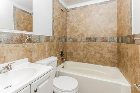 House in Lake Worth, Florida 2 bedrooms, 103.68 sq.m. № 1887698 - photo 10