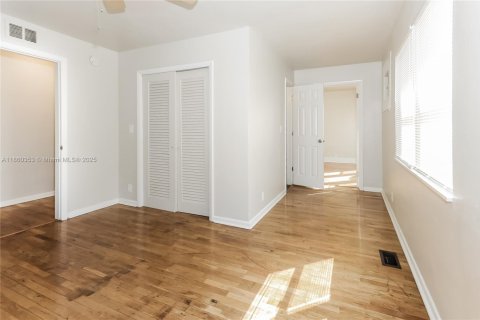 House in Lake Worth, Florida 2 bedrooms, 103.68 sq.m. № 1887698 - photo 9