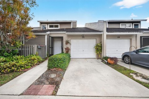 Adosado en alquiler en Sunrise, Florida, 3 dormitorios, 124.49 m2 № 1975833 - foto 1