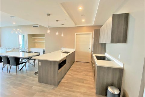 Condo in Miami, Florida, 2 bedrooms  № 1995929 - photo 7