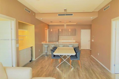 Condo in Miami, Florida, 2 bedrooms  № 1995929 - photo 17