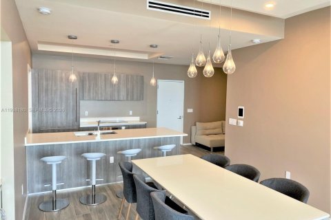 Condo in Miami, Florida, 2 bedrooms  № 1995929 - photo 13