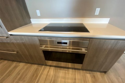 Condo in Miami, Florida, 2 bedrooms  № 1995929 - photo 8