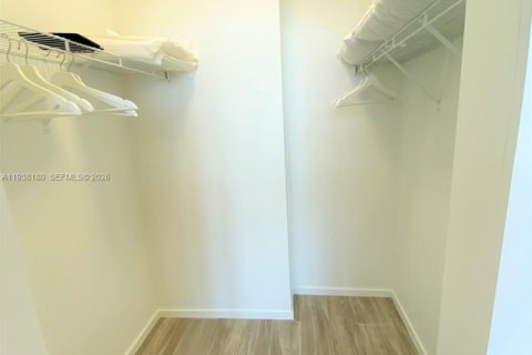 Condo in Miami, Florida, 2 bedrooms  № 1995929 - photo 29