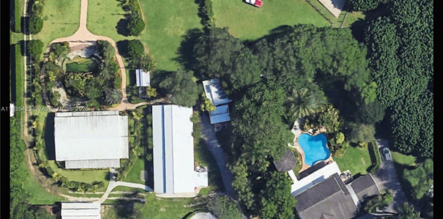 Commercial property in Homestead, Florida № 1871766