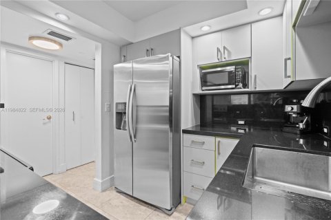 Condo in Aventura, Florida, 1 bedroom  № 2189959 - photo 11