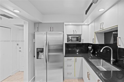 Condo in Aventura, Florida, 1 bedroom  № 2189959 - photo 13