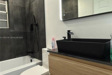 Casa en alquiler en Pembroke Pines, Florida, 4 dormitorios, 196.02 m2 № 2049459 - foto 19