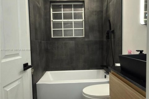 Casa en alquiler en Pembroke Pines, Florida, 4 dormitorios, 196.02 m2 № 2049459 - foto 11