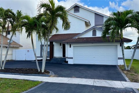 Casa en alquiler en Pembroke Pines, Florida, 4 dormitorios, 196.02 m2 № 2049459 - foto 2