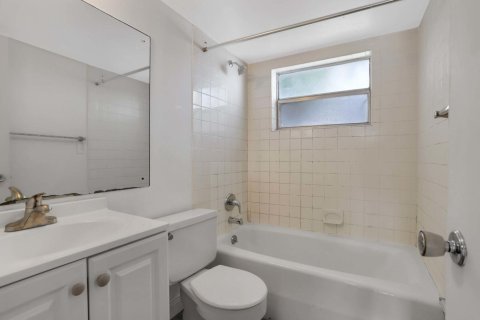 Propiedad comercial en alquiler en Boynton Beach, Florida, 1 dormitorio, 57.23 m2 № 1096475 - foto 1
