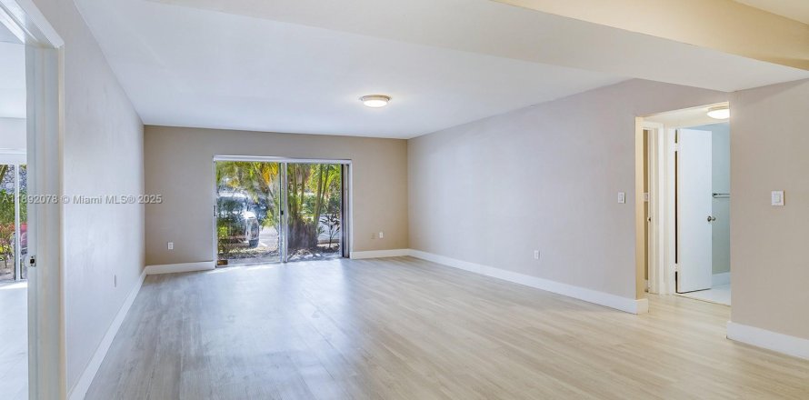Condo in Miami, Florida, 1 bedroom № 1944164