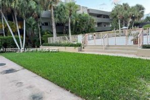 Condo in Miami, Florida, 1 bedroom  № 1944164 - photo 16