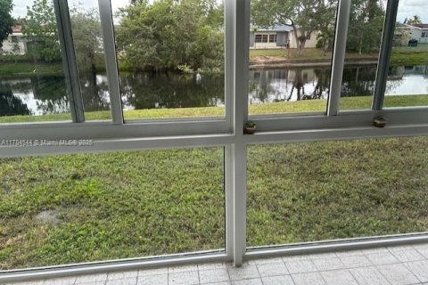 Condo in Sunrise, Florida, 1 bedroom  № 2065749 - photo 4