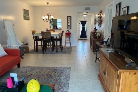 Condo in Sunrise, Florida, 1 bedroom  № 2065749 - photo 2