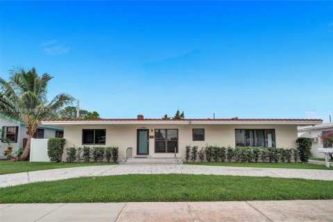 Casa en venta en Hollywood, Florida, 5 dormitorios, 441.56 m2 № 1763380 - foto 1