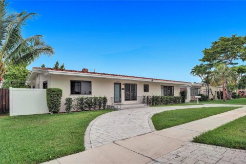 Casa en venta en Hollywood, Florida, 5 dormitorios, 441.56 m2 № 1763380 - foto 2