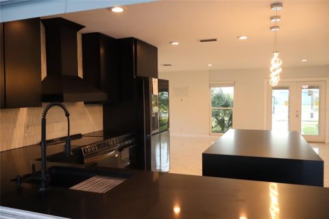 House in Apollo Beach, Florida 3 bedrooms, 147.71 sq.m. № 2234779 - photo 25