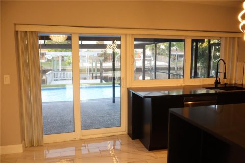 House in Apollo Beach, Florida 3 bedrooms, 147.71 sq.m. № 2234779 - photo 26