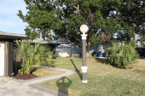 House in Apollo Beach, Florida 3 bedrooms, 147.71 sq.m. № 2234779 - photo 4