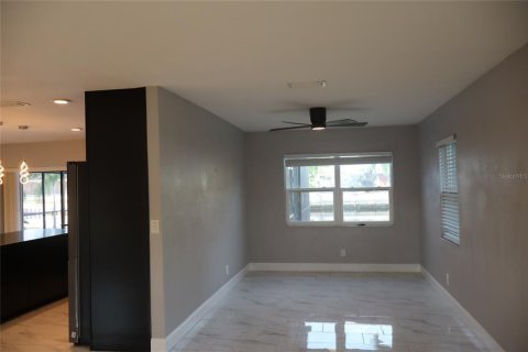 House in Apollo Beach, Florida 3 bedrooms, 147.71 sq.m. № 2234779 - photo 15