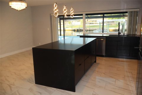 House in Apollo Beach, Florida 3 bedrooms, 147.71 sq.m. № 2234779 - photo 19