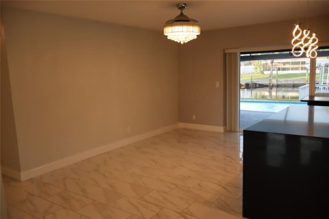 House in Apollo Beach, Florida 3 bedrooms, 147.71 sq.m. № 2234779 - photo 18