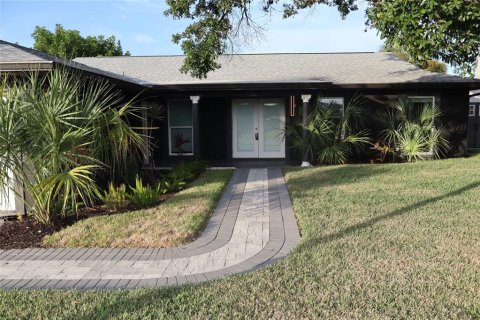 House in Apollo Beach, Florida 3 bedrooms, 147.71 sq.m. № 2234779 - photo 5