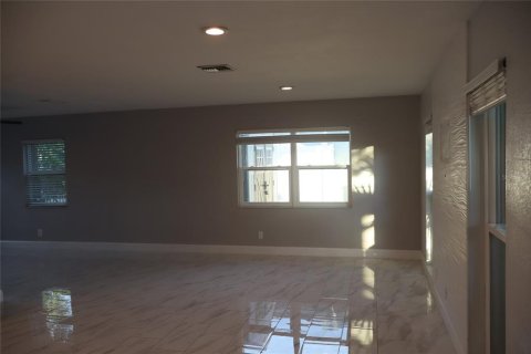 House in Apollo Beach, Florida 3 bedrooms, 147.71 sq.m. № 2234779 - photo 13