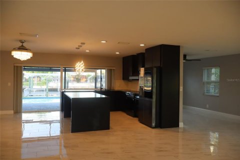 House in Apollo Beach, Florida 3 bedrooms, 147.71 sq.m. № 2234779 - photo 12