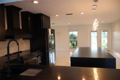 House in Apollo Beach, Florida 3 bedrooms, 147.71 sq.m. № 2234779 - photo 24