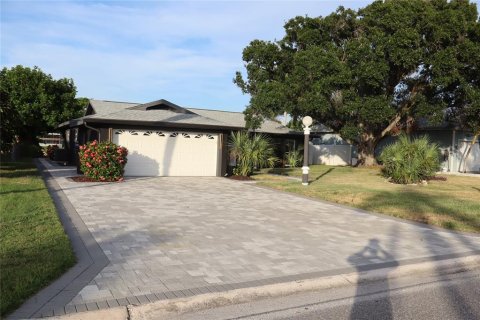 House in Apollo Beach, Florida 3 bedrooms, 147.71 sq.m. № 2234779 - photo 2