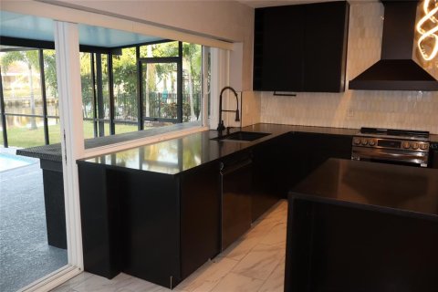 House in Apollo Beach, Florida 3 bedrooms, 147.71 sq.m. № 2234779 - photo 21
