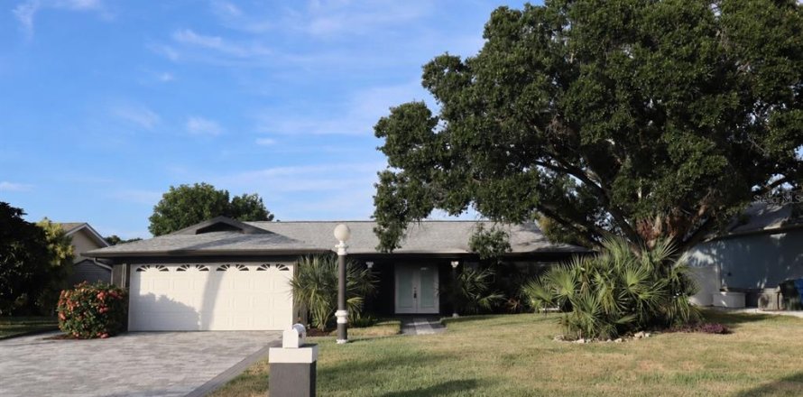 House in Apollo Beach, Florida 3 bedrooms, 147.71 sq.m. № 2234779
