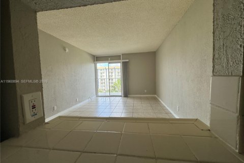 Condo in Miami, Florida, 1 bedroom  № 2023640 - photo 6