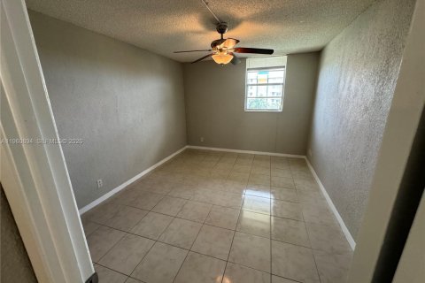 Condo in Miami, Florida, 1 bedroom  № 2023640 - photo 10