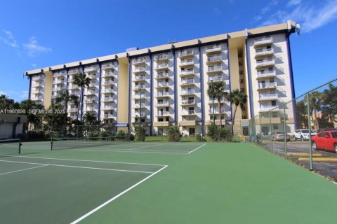 Condo in Miami, Florida, 1 bedroom  № 2023640 - photo 19