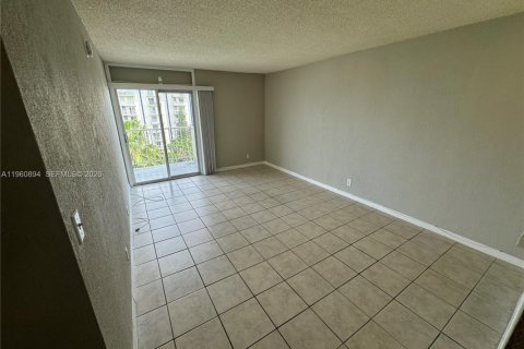 Condo in Miami, Florida, 1 bedroom  № 2023640 - photo 2