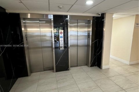 Condo in Miami, Florida, 1 bedroom  № 2023640 - photo 15