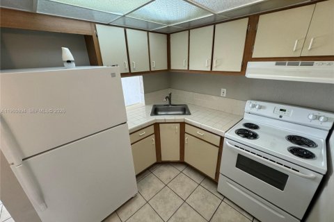 Condo in Miami, Florida, 1 bedroom  № 2023640 - photo 4