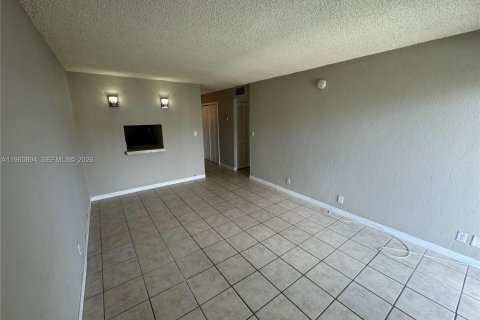 Condo in Miami, Florida, 1 bedroom  № 2023640 - photo 3