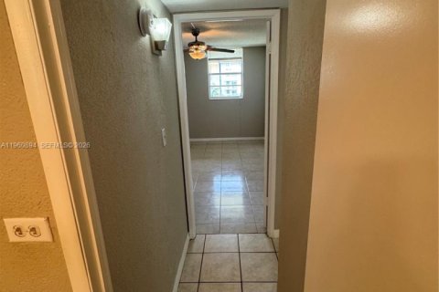 Condo in Miami, Florida, 1 bedroom  № 2023640 - photo 9