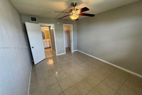 Condo in Miami, Florida, 1 bedroom  № 2023640 - photo 11